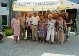 zdjęcie uczestników klubu seniora "pod parasolem"