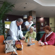 lekarz pielęgniarka i podopieczni na holu hospicjum stacjonarnego